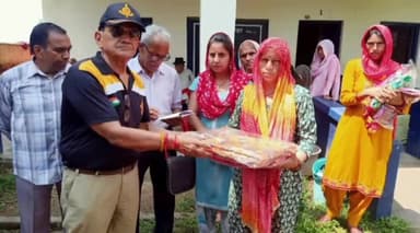 नगरोटा सूरियां: पूर्व सैनिक लीग ने नियांगल में आपदा प्रभावितों को वितरित किए कपड़े व राशन