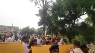 बेमेतरा: जिले के 91 स्वास्थ्य कर्मियों को बर्खास्त करने के विरोध में स्वास्थ्य कर्मियों ने कलेक्ट्रेट का किया घेराव