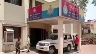 रतलाम नगर: स्टेशन रोड पुलिस ने 2 जगह दबिश देकर 13 बियर, 8 देशी क्वार्टर व 5 लीटर कच्ची शराब की जब्त, 2 आरोपी गिरफ्तार