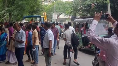 अरेराज: अरेराज में अतिक्रमणकारियों पर चला प्रशासन का डंडा मुख्य चौक से लेकर बाजार तक हटाया गया अतिक्रमण