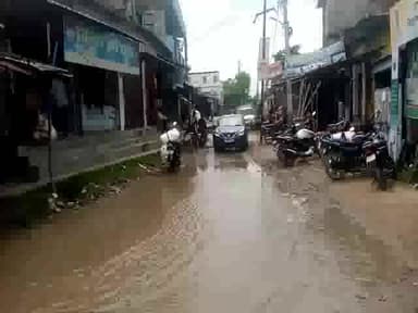 दरौंधा: दरौंदा दिलावर मार्केट के समीप पानी निकासी नहीं होने से सड़क पर हो रहा जल जमाव राहगीरों को बना दुर्घटना का डर