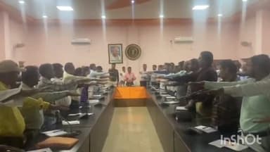 बेमेतरा: जिला पंचायत कार्यालय में कलेक्टर एवं जिला निर्वाचन अधिकारी ने सेवा सहकारी समिति के प्रबंधकों को दिलाई मतदान करने की शपथ