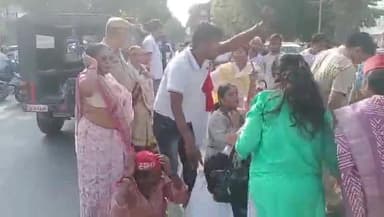 प्रयागराज: सरयू एक्सप्रेस ट्रेन में महिला सिपाही के साथ हुई बर्बरता के विरोध में सिविल लाइंस में सपा कार्यकर्ताओं ने किया प्रदर्शन