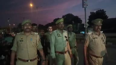 करछना: ग्लास फैक्ट्री सब्जी मंडी के पास सड़क पर अतिक्रमण कर दुकान लगाने वाले दुकानदारों को पुलिस ने दी सख्त चेतावनी