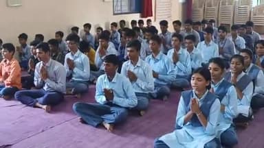 देवास नगर: भोंसले कॉलोनी क्षेत्र में आयोजित हुई प्रांत स्तरीय शतरंज प्रतियोगिता, विजेता खिलाड़ियों को दिए गए पुरस्कार