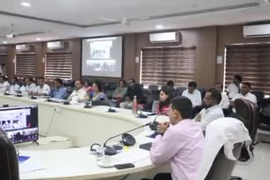 होशंगाबाद नगर: कलेक्ट्रेट कार्यालय में किसानों की समस्याओं का पूरी संवेदनशीलता के साथ किया जाए समाधान: कलेक्टर नीरज कुमार सिंह