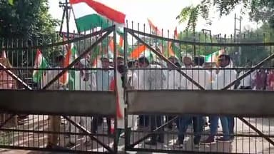 होशंगाबाद नगर: जिला पटवारी संघ ने शहर के पीपल चौक से कलेक्ट्रेट गेट तक निकाली तिरंगा रैली, कलेक्ट्रेट गेट का घेराव कर की नारेबाज़ी