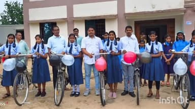 सुकमा: दुब्बाटोटा में सरस्वती साइकिल योजना के तहत छात्राओं को वितरित की गई साइकिल