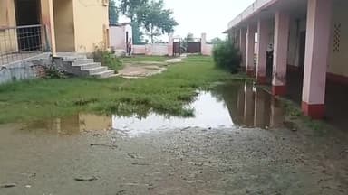 करगहर: महुआरी के उत्क्रमित मध्य विद्यालय के जर्जर भवन एवं जलभराव से शिक्षकों के साथ छात्र-छात्राओं की बढ़ी परेशानी