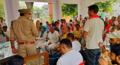 नौगावां सादात: अवैध शराब के निर्माण एवं बिक्री की रोकथाम को लेकर नौगामा थाना परिसर पर हुई ग्राम प्रधानों की बैठक