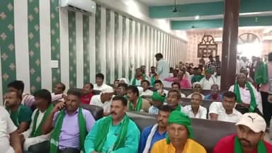 बरौली: राज्य अल्पसंख्यक आयोग के अध्यक्ष रेयाजुल हक़ राजू का बरौली के रमेश मैरिज हॉल में राजद कार्यकर्ताओं ने किया अभिनंदन