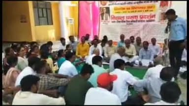 फर्रुखाबाद: पुरानी पेंशन बहाली समेत 18 सूत्रीय मांगों को लेकर उत्तर प्रदेशीय प्राथमिक शिक्षक संघ ने DIOS कार्यालय के सामने दिया धरना