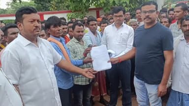 लोहंडीगुडा: मिचनार ग्राम पंचायत के सैकड़ों ग्रामीणों ने ग्राम सभा में पारित हुए प्रस्तावों के संबंध में तहसीलदार को सौंपा ज्ञापन