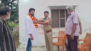 उतरौला: ऑपरेशन त्रिनेत्र के तहत सीसीटीवी कैमरा लगवाने वाले त्रिनेत्र मित्र को थाना गैंडास बुजुर्ग की पुलिस ने किया सम्मानित