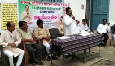 पठारी के शासकीय कन्या उच्चतर माध्यमिक विद्यालय में सुभाष बोहत एडवोकेट  प्रदेश अध्यक्ष मानव अधिकार संरक्षण परिषद ने मेघावी छात्राओं और गुरुजन को सम्मानित किया ।