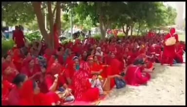 सिरसा: आशा वर्कर्स ने अपनी मांगों को लेकर बरनाला रोड स्थित लघु सचिवालय में किया धरना प्रदर्शन, की नारेबाजी