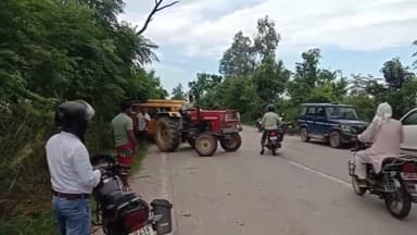 गोंडा: गोंडा बलरामपुर राजमार्ग पर बगाही मोड़ के पास 3 चौपहिया वाहनों की हुई जोरदार टक्कर में करीब आधा दर्जन लोगो को आई हल्की चोट