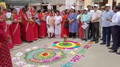 गोंडा: कलेक्ट्रेट परिसर से पोषण माह2023 का शपथ दिलाकर किया गया शुभारम्भ, dm व अन्य ने प्रचार वाहन को हरी झंडी दिखाकर किया रवाना