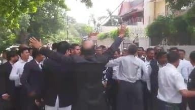 मुरादाबाद: हापुड़ व गाजियाबाद की घटना को लेकर स्टेटबैंक से लेकर कलेक्ट्रेट तक अधिवक्ताओं ने बड़ी संख्या में इकट्ठा होकर की नारेबाजी