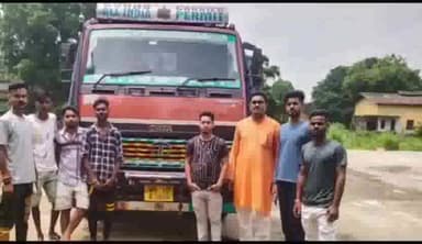 पूर्णिया पूर्व: बजरंग दल के कार्यकर्ताओं ने गुलाबबाग शीशाबाड़ी के पास प्रतिबंधित पशु मांस लदे ट्रक को पकड़कर किया पुलिस के हवाले