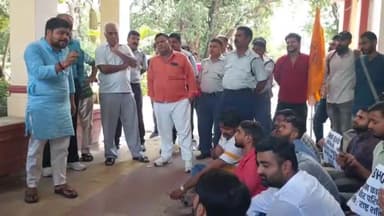 बीएचयू शोध प्रवेश को लेकर ABVP ने परीक्षा नियंत्रक कार्यालय पर जमकर किया विरोध प्रदर्शन