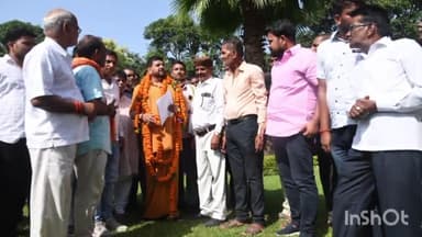 गोंडा: कैंप कार्यालय पर MP बृजभूषण सिंह को आदर्श कोटेदार एवं उपभोक्ता वेलफेयर एसोसिएशन के लोगों ने CM को संबोधित ज्ञापन सौंपा