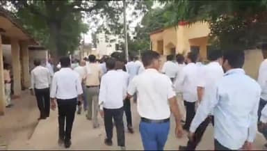 शाहबाद: हापुड़ में अधिवक्ताओं पर हुए लाठी चार्ज को लेकर शाहबाद के अधिवक्ताओं ने SDM को सौंपा ज्ञापन, किया प्रदर्शन