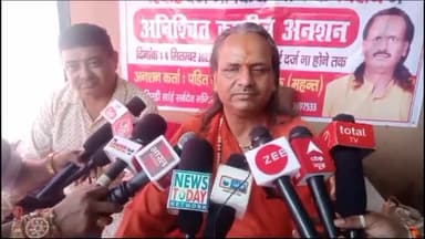 बरेली: श्यामगंज स्थित मंदिर पर सपा नेता स्वामी प्रसाद मौर्य के खिलाफ FIR दर्ज नहीं होने पर अनशन पर बैठे धर्मगुरु सुशील  पाठक