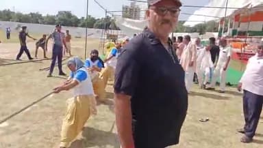 अलवर: इंदिरा गांधी स्टेडियम में घूंघट में महिलाओं की रस्साकशी गोविंदगढ़ की टीम जीती, 55 साल तक की महिलाओं की जोर आजमाइश