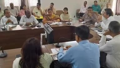 देवास नगर: कलेक्टर ऋषभ गुप्ता की अध्यक्षता में समय सीमा की बैठक कलेक्टर कार्यालय में हुई आयोजित