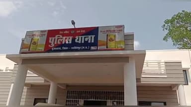 नरसिंहपुर: खैरी के जंगल से अवैध सागौन की लकड़ी काट कर ला रहे दो आरोपियों को पलोहा गांव में सुआतला पुलिस ने किया गिरफ्तार