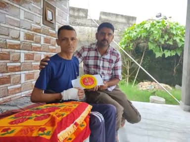 👏🇮🇳जय पब्बू माता सेवा सदन खुन्डिया ने बीमार मिलाप चंद जी की कि 11 हज़ार रूपए की आर्थिक मदद👏🇮🇳
 
      🏆 जय पब्बू माता सेवा सदन खुन्डिया ने बीमार मिलाप चंद जी जो इस समय किडनी, ब्लड सुगर, और पथरी जैसी गंभीर बीमारियों से झूझ रहे है, और इ