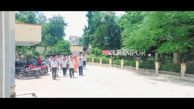 मऊरानीपुर: हापुड़ पुलिस व वकीलों के बीच हुई घटना के विरोध में तहसील परिसर में वकीलों ने धरना प्रदर्शन कर एसडीएम को सौंपा ज्ञापन