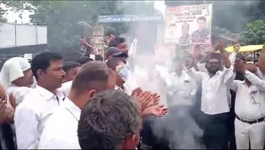 करछना: बीते दिन हुई हापुड़ घटना के विरोध में करछना तहसील परिसर में अधिवक्ताओं ने नारेबाजी कर जलाया पुतला