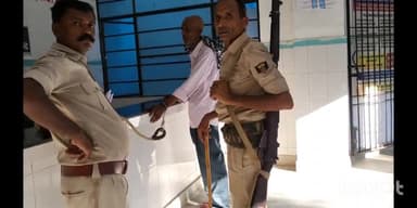 सुपौल: शराब के मामले में सुपौल पुलिस ने बरुवारी से एक शख्स को किया गिरफ्तार, मेडिकल के लिए लाया गया सदर अस्पताल