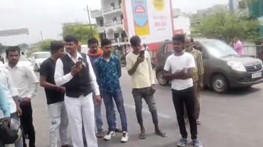 करछना: महेवा फौवारा चौराहे के पास डंफर की टक्कर से स्कूटी सवार व्यक्ति की मौत,स्कूटी पर बैठी महिला गंभीर रूप से हुई घायल