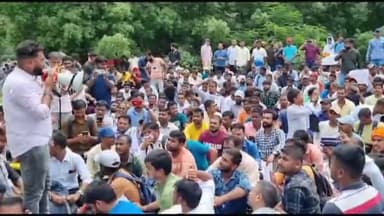 प्रयागराज: बालसन चौराहे पर संयुक्त बी.एड मोर्चा द्वारा विभिन्न मांगो को लेकर महापंचायत का किया गया आयोजन