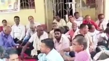 रामगढ़ चौक: रामगढ़ चौक प्रखंड मुख्यालय में 11 सूत्री मांगों को लेकर पंच, सरपंच एवं शिक्षा मित्रों ने किया एक दिवसीय धरना प्रदर्शन