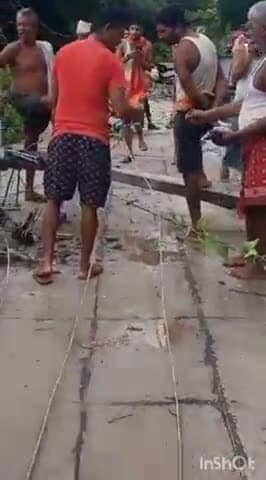 करपी: बेलखारी गांव में तेज आंधी की वजह से विद्युत ट्रांसफार्मर पर गिरा पेड़, 7 विद्युत पोलों के गिरने से बिजली आपूर्ति बाधित