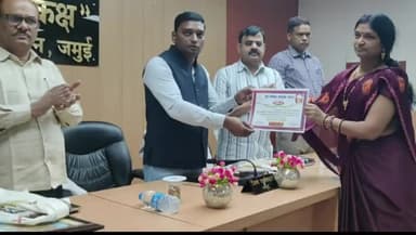 जमुई: समाहरणालय स्थित संवाद कक्ष में जिलाधिकारी ने शिक्षक दिवस के अवसर पर बेहतर कार्य करने वाले शिक्षकों को किया सम्मानित