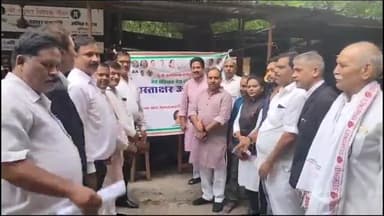 मेरा संविधान मेरा स्वाभिमान कार्यक्रम के तहत कांग्रेस अल्पसंख्यक विभाग द्वारा कचहरी में चलाया गया हस्ताक्षर अभियान