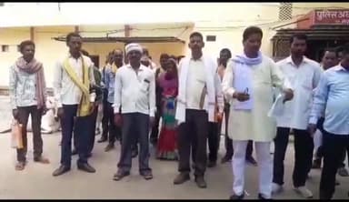 नरसिंहपुर: ग्वारी गांव के आदिवासियों ने DFO पर लगाया धर्मांतरण करवाने का आरोप, एसपी ऑफिस पहुंचकर एसपी से की शिकायत