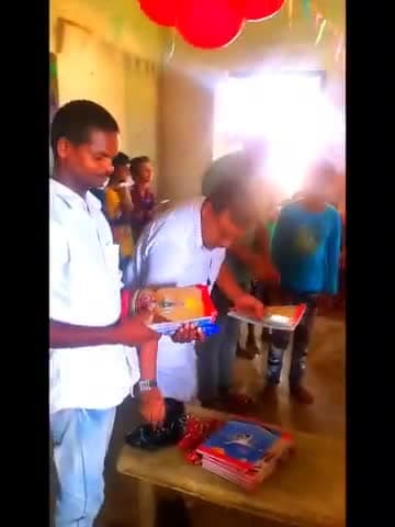 पढ़ेंगे बच्चे तभी बढ़ेंगे कामयाब होंगे बच्चे
सभी शिक्षकों,माता पिता का  बच्चे करें सम्मान।
आज जमुई लालपुर में शिक्षक रोशन जी विद्यार्थियों के बीच कॉपी कलम चॉकलेट बांट कर शिक्षक दिवस मनाया