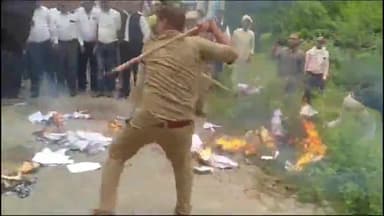 महसी: तहसील परिसर में वकीलों ने पुलिस के सामने ही फूंका प्रदेश के मुख्य सचिव एवं पुलिस महानिदेशक का पुतला