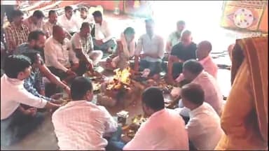 आगर: पटवारियों ने हड़ताल के आठवें दिन क्षेत्र में अच्छी बारिश हेतु आगर के बड़ा गणपति मंदिर में हवन यज्ञ कर की भजन कीर्तन