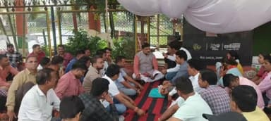 देवास नगर: मंडूक पुष्कर देवास में जारी पटवारी संघ के धरना प्रदर्शन में पहुंचे विधायक मनोज चौधरी, पटवारी ने दिया ज्ञापन