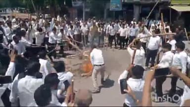बिजनौर: जजी चौक पर वकीलो ने हापुड़ मे वकीलो पर लाठीचार्ज के विरोध मे प्रदर्शन करते हुए डीजीपी का पुतला फूंका।