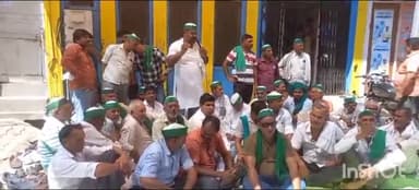 धामपुर: स्योहारा में केनरा बैंक के बाहर भारतीय किसान यूनियन टिकैत ने अपनी मांगों को लेकर दिया धरना