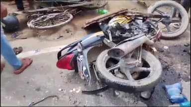 जमुई: जमुई - नवादा मुख्य मार्ग पर अनियंत्रित ऑटो की मोटरसाइकिल व साइकिल के साथ हुई भिड़ंत, 2 लोग हुए घायल