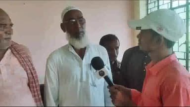 जलालगढ़: जलालगढ़ प्रखंड कार्यालय परिसर में 11 सूत्री मांगों के साथ धरना पर बैठे प्रखंड के सरपंच।